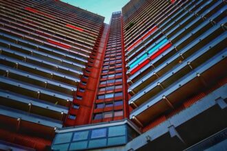 Od Pawlaczy do Prefabrykatów Premium: Jak zmieniała się polska wizja 'domu idealnego' i jak to wpłynęło na estetykę balkonów i tarasów - 9 2025