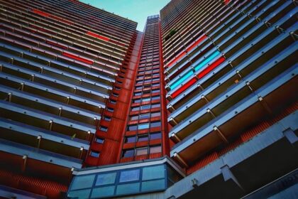 Od Pawlaczy do Prefabrykatów Premium: Jak zmieniała się polska wizja 'domu idealnego' i jak to wpłynęło na estetykę balkonów i tarasów - 1 2025